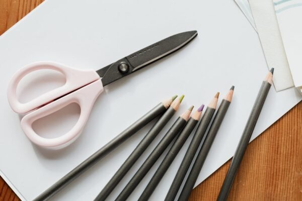 Schrijfmateriaal voor tekenen op een houten tafel