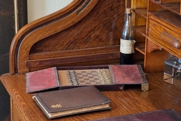 Houten bureau met laatjes en kantoorspullen