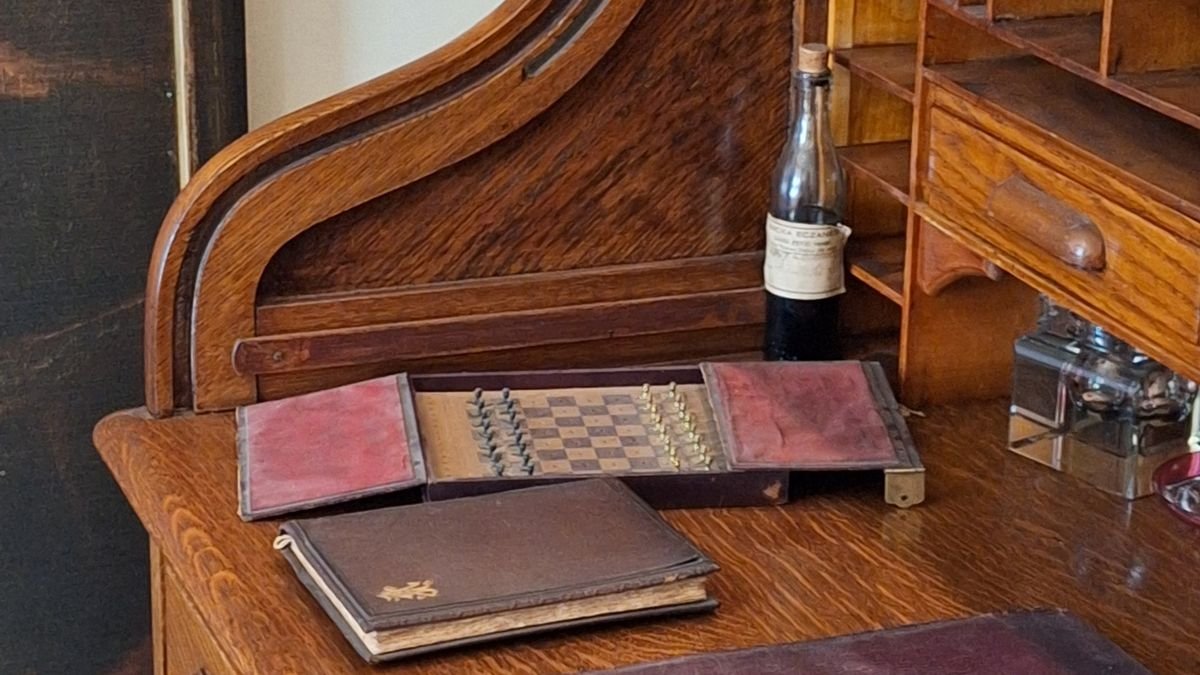 Houten bureau met laatjes en kantoorspullen