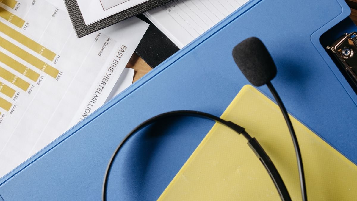 Koptelefoon en grafiek op een bureau