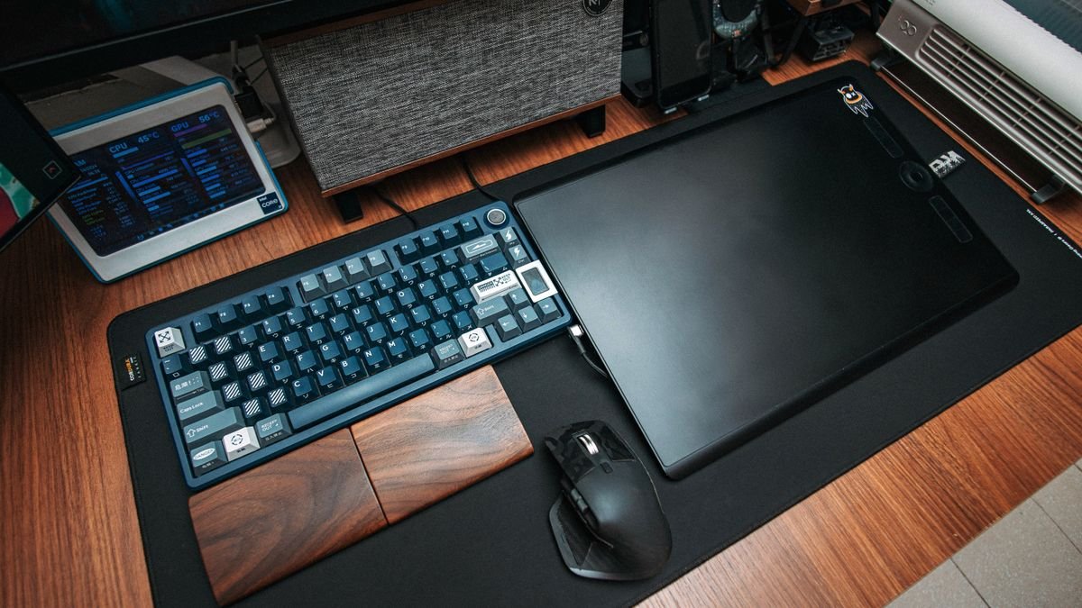 Modern bureau met toetsenbord en tekentablet