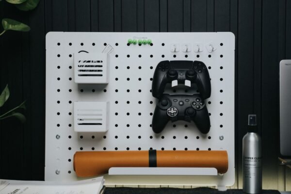 Minimalistische werkplek met pegboard