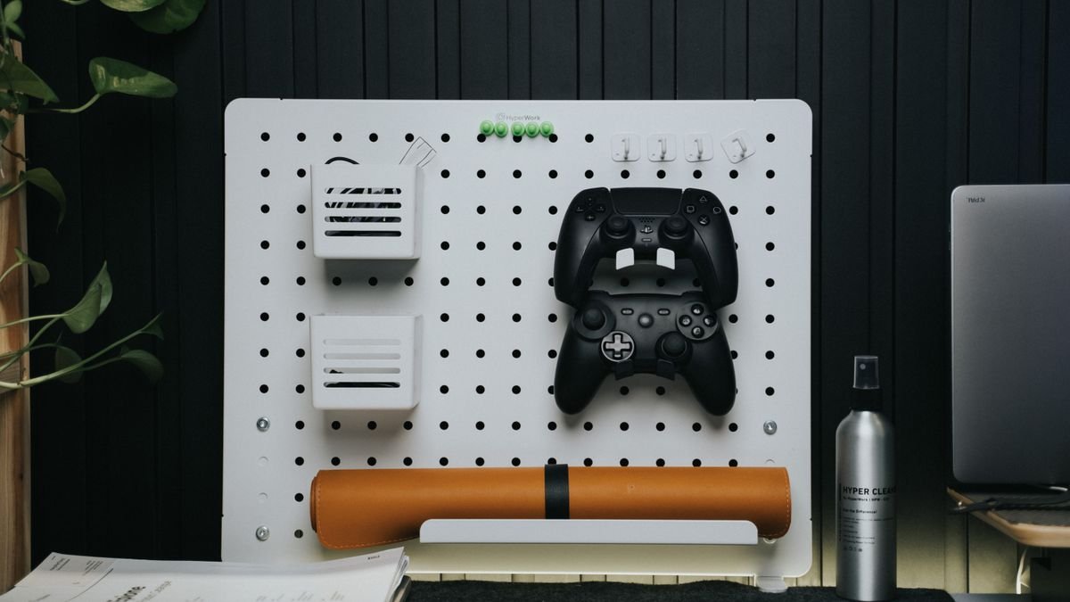 Minimalistische werkplek met pegboard