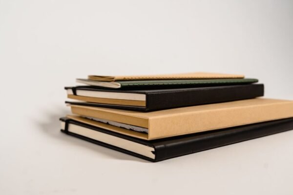Stapel notitieboeken in verschillende kleuren