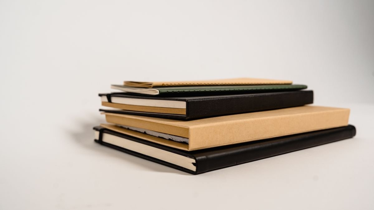 Stapel notitieboeken in verschillende kleuren