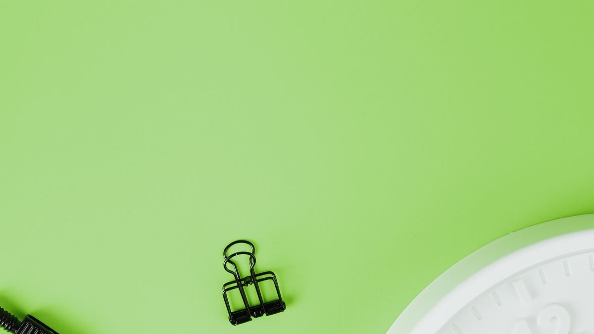 Kantoorbenodigdheden op een groen oppervlak