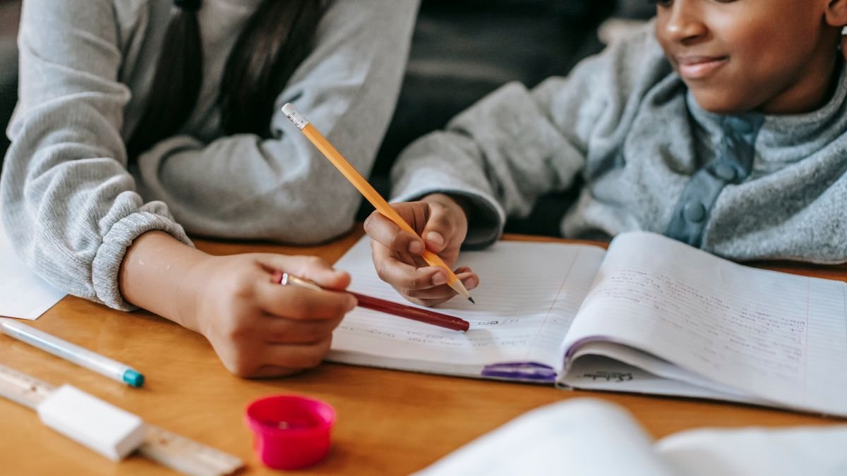 Kinderen maken samen huiswerk, close-up