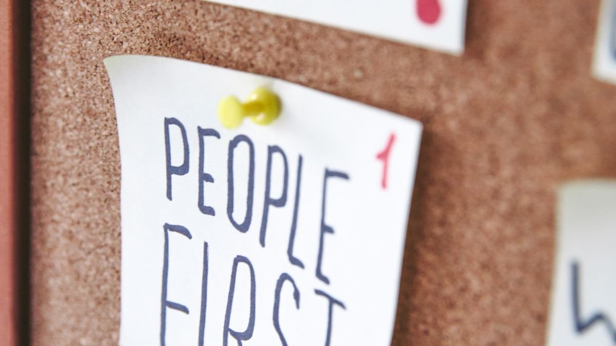 Notities geprikt op een prikbord