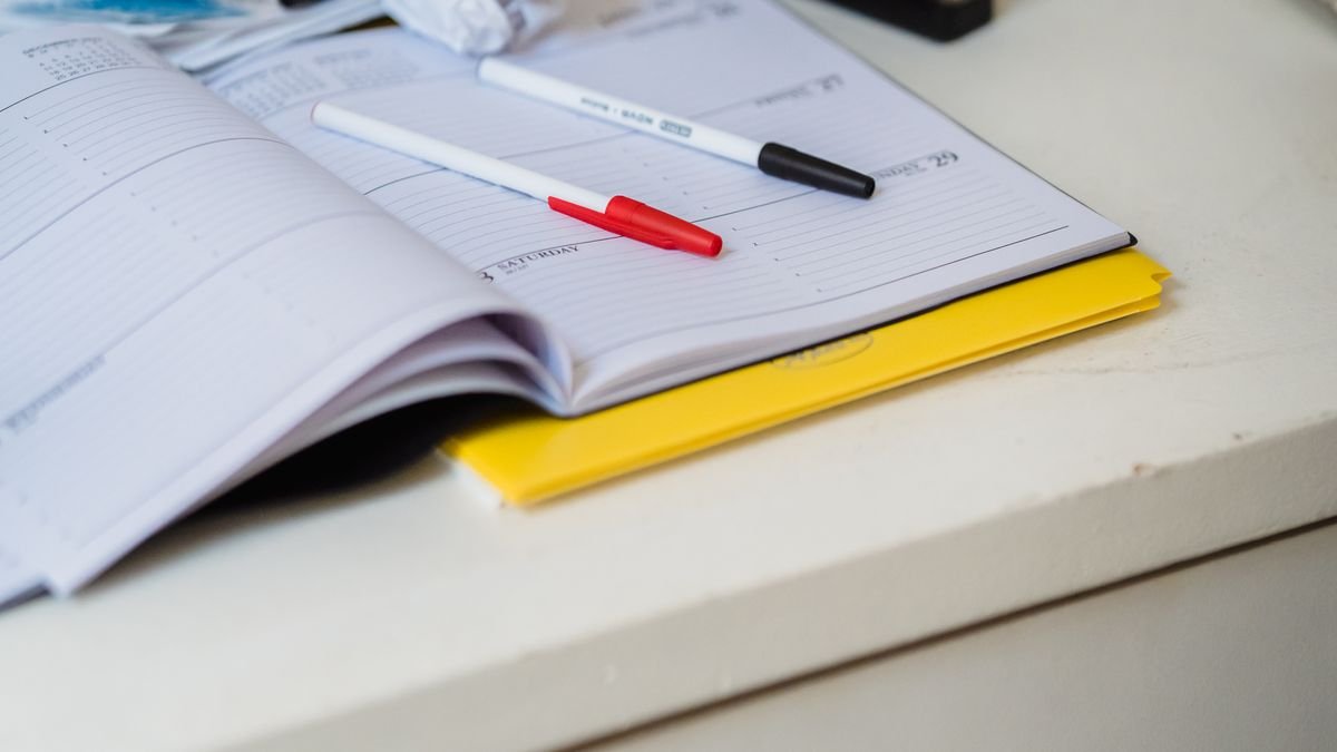 Pennen en een planner op een bureau