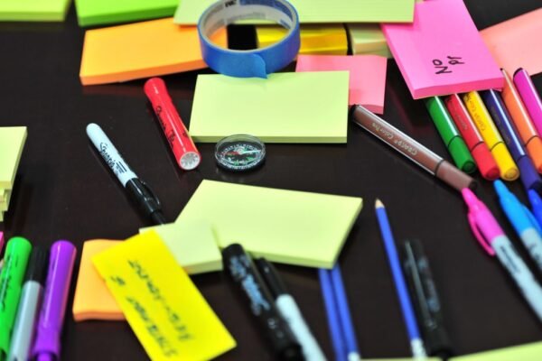 Post-its, markeerstiften en pennen op een bureau