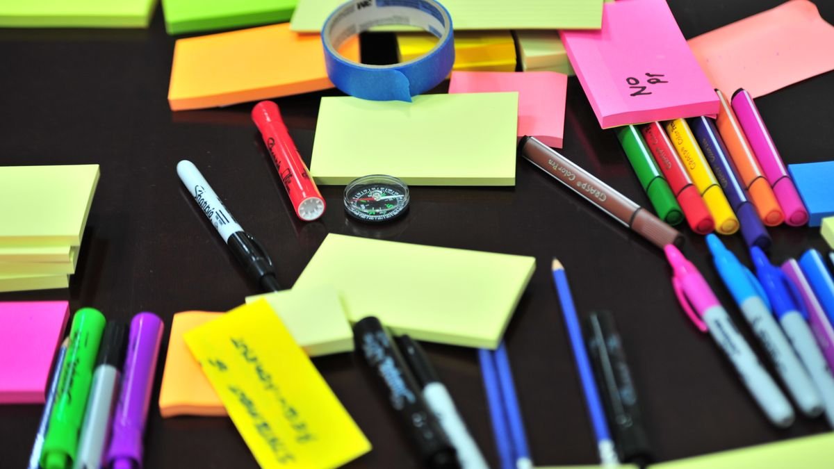 Post-its, markeerstiften en pennen op een bureau