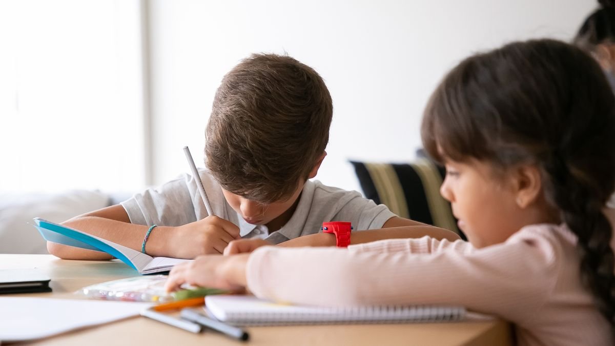Kinderen maken samen hun huiswerk