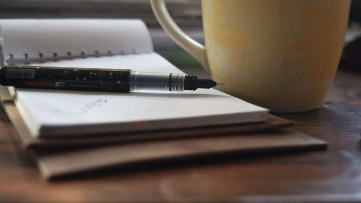 Close-up van een pen op een notitieblok