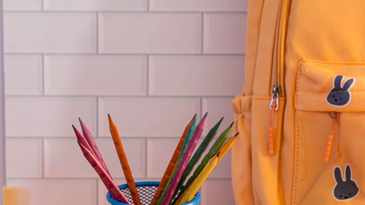 Felgekleurde schoolspullen met rugzak en potloden