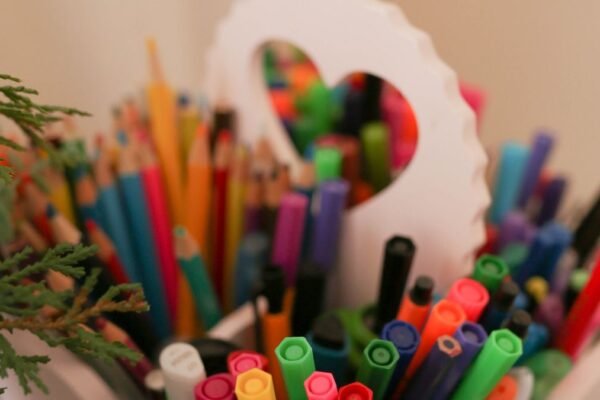 Close-up van een gekleurde pen op een organizer