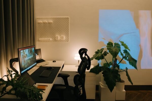 Modern bureau met planten en projectie