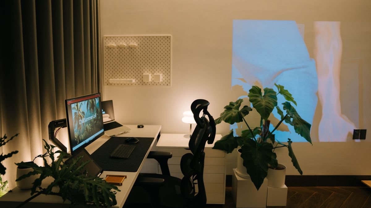 Modern bureau met planten en projectie