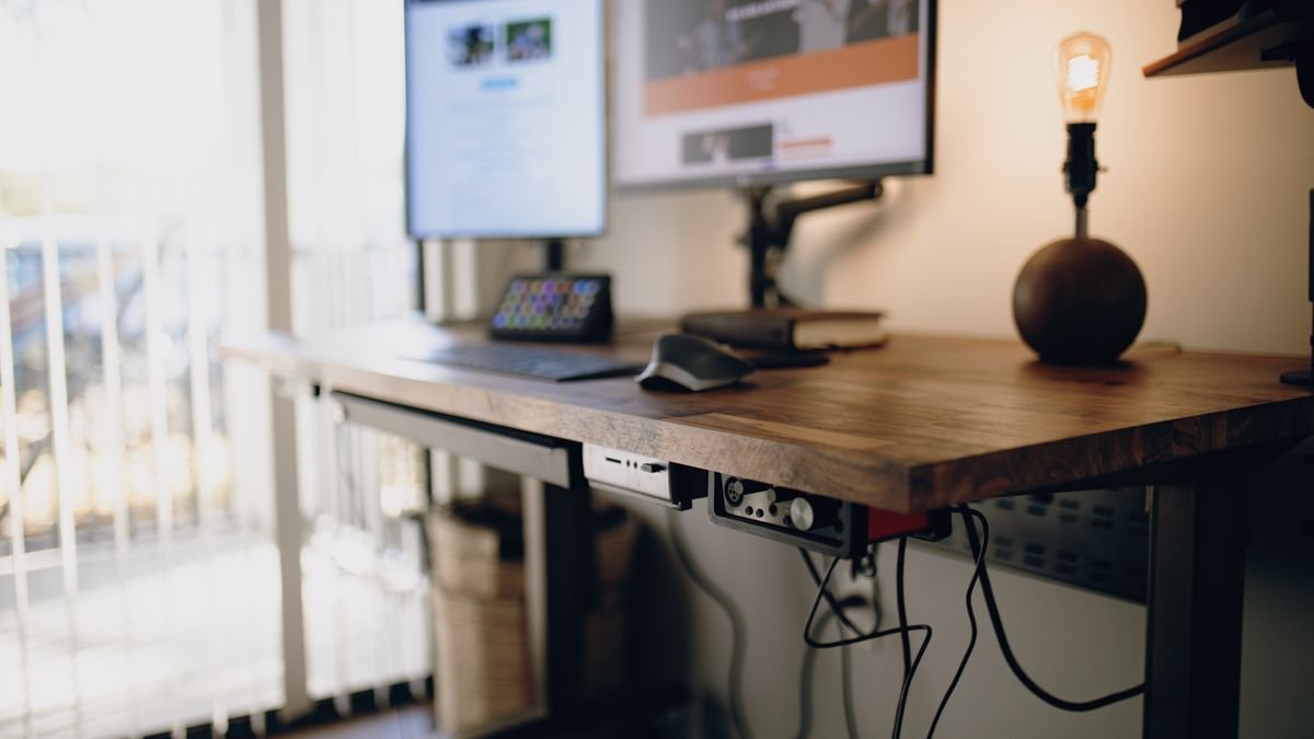 Sta-bureau met een computer erop