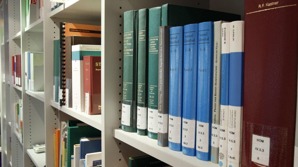 Boeken op planken in een bibliotheek