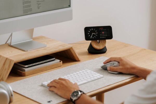 Moderne thuiswerkplek met computer en klok