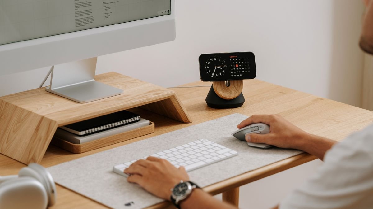 Moderne thuiswerkplek met computer en klok