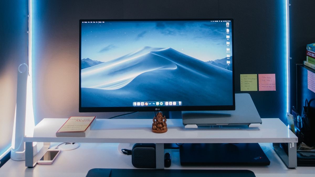 Computermonitor en toetsenbord op een bureau