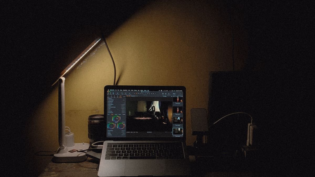 Sfeervolle werkplek met laptop en lamp