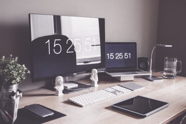 Computerbureau met werkplek