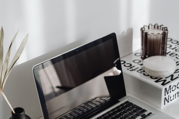 Opgeruimd en net bureau met rechtopstaande laptop