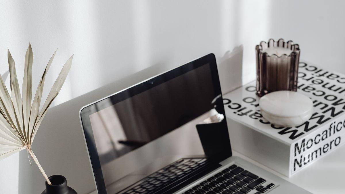Opgeruimd en net bureau met rechtopstaande laptop