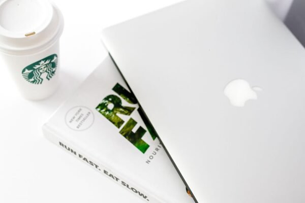 Minimalistische werkplek met laptop en koffiekopje