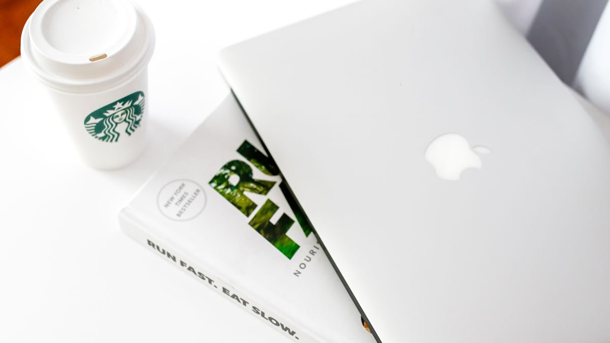 Minimalistische werkplek met laptop en koffiekopje